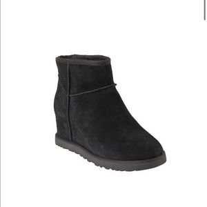 Black wedges Ugg’s size 7